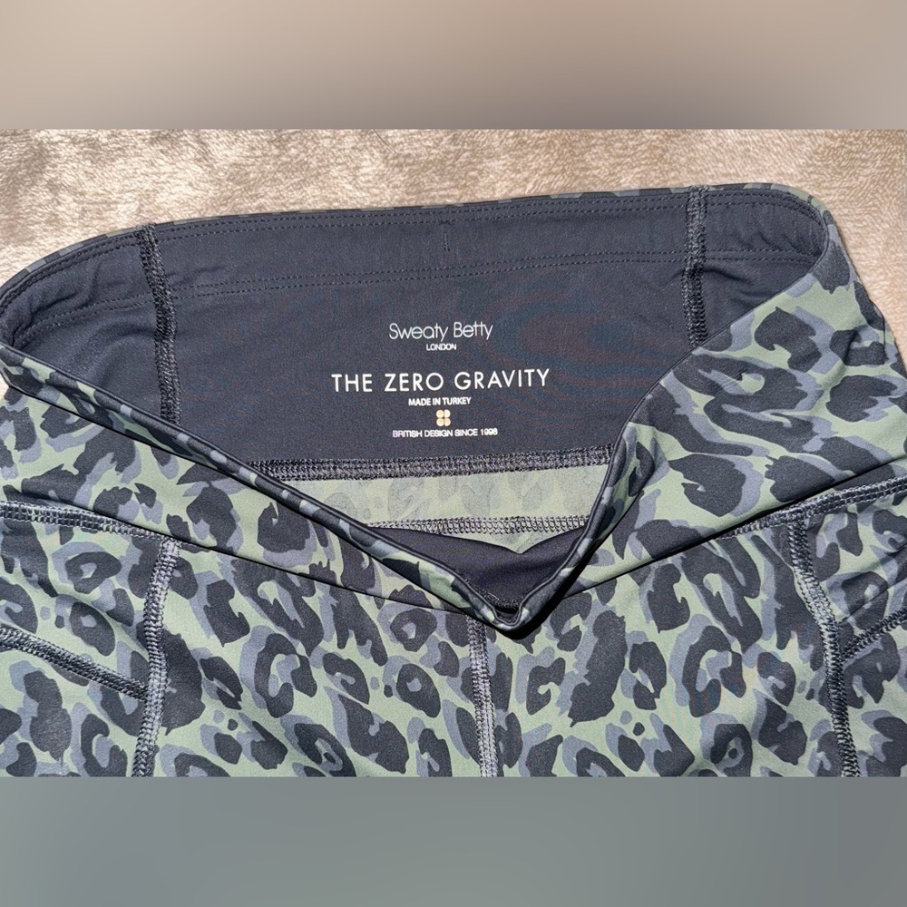 SWEATY BETTY The Zero Gravity Cheetah Print Legging in Green & Black Size Small - Picture 2 of 4